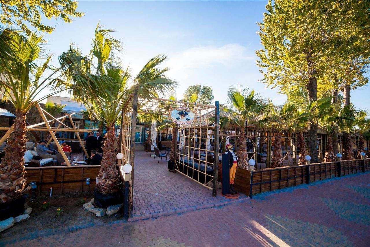 Pirates Resort Mamaia Bagian luar foto