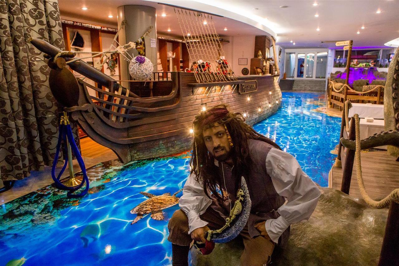 Pirates Resort Mamaia Bagian luar foto